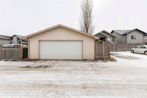 10 Hawthorne Way, Penhold, AB - Outdoor