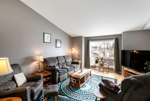 10 Hawthorne Way, Penhold, AB - Indoor Photo Showing Living Room