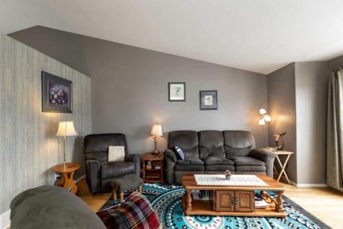 10 Hawthorne Way, Penhold, AB - Indoor Photo Showing Living Room