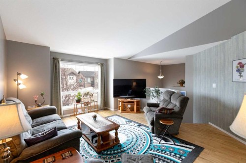 10 Hawthorne Way, Penhold, AB - Indoor Photo Showing Living Room