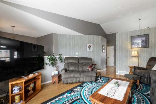 10 Hawthorne Way, Penhold, AB - Indoor Photo Showing Living Room