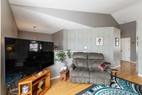 10 Hawthorne Way, Penhold, AB - Indoor Photo Showing Living Room