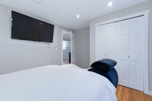 69 Willow Springs Crescent, Sylvan Lake, AB - Indoor Photo Showing Bedroom