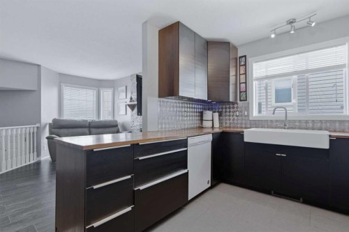 69 Willow Springs Crescent, Sylvan Lake, AB - Indoor Photo Showing Kitchen