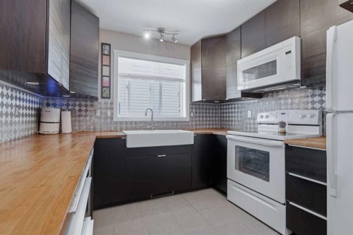 69 Willow Springs Crescent, Sylvan Lake, AB - Indoor Photo Showing Kitchen