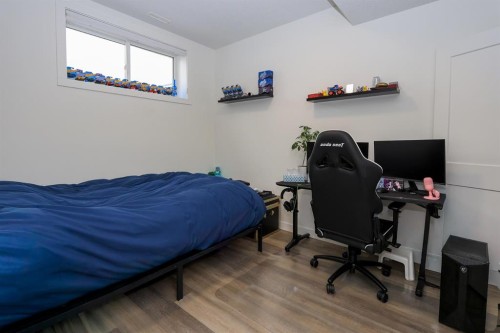 E-2 Evergreen Way, Red Deer, AB - Indoor Photo Showing Bedroom