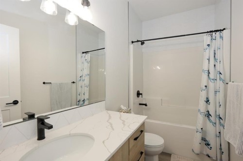 E-2 Evergreen Way, Red Deer, AB - Indoor Photo Showing Bathroom