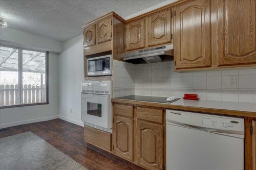 34 Richards Crescent, Red Deer, AB - Indoor Photo Showing Kitchen