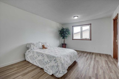 34 Richards Crescent, Red Deer, AB - Indoor Photo Showing Bedroom