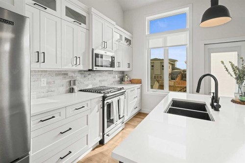 37 Arrowwood Close, Blackfalds, AB - Indoor Photo Showing Kitchen With Double Sink With Upgraded Kitchen