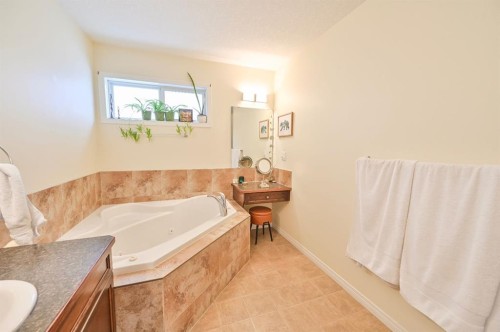 77 Pondside Crescent, Blackfalds, AB - Indoor Photo Showing Bathroom