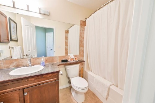 77 Pondside Crescent, Blackfalds, AB - Indoor Photo Showing Bathroom