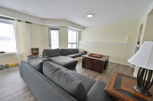 77 Pondside Crescent, Blackfalds, AB - Indoor Photo Showing Living Room