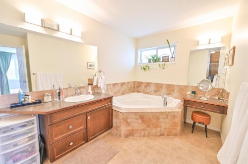 77 Pondside Crescent, Blackfalds, AB - Indoor Photo Showing Bathroom
