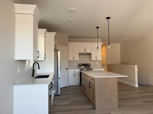 7 Gray Close, Sylvan Lake, AB - Indoor Photo Showing Kitchen With Upgraded Kitchen