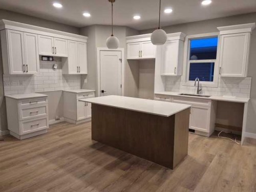 7 Gray Close, Sylvan Lake, AB - Indoor Photo Showing Kitchen With Upgraded Kitchen