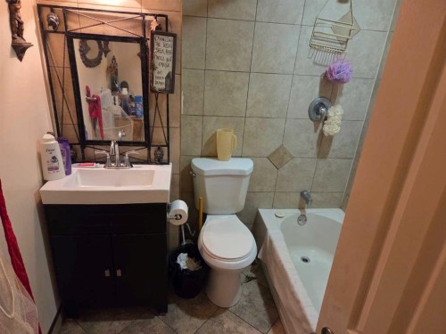 5214 50 Street, Castor, AB - Indoor Photo Showing Bathroom