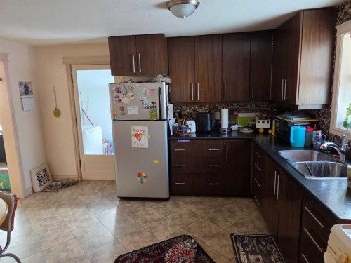 5214 50 Street, Castor, AB - Indoor Photo Showing Kitchen With Double Sink