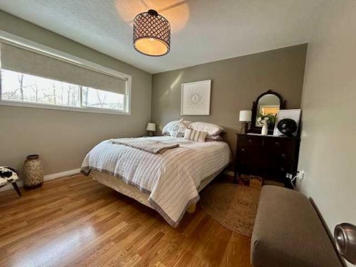 502 Plover Close, Pelican Point, AB - Indoor Photo Showing Bedroom