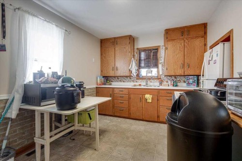 3912 55 Avenue, Red Deer, AB - Indoor Photo Showing Kitchen