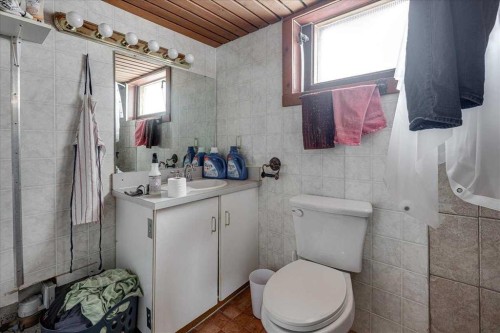 3912 55 Avenue, Red Deer, AB - Indoor Photo Showing Bathroom