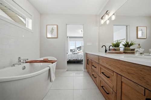 27 Eaton Crescent, Red Deer, AB - Indoor Photo Showing Bathroom