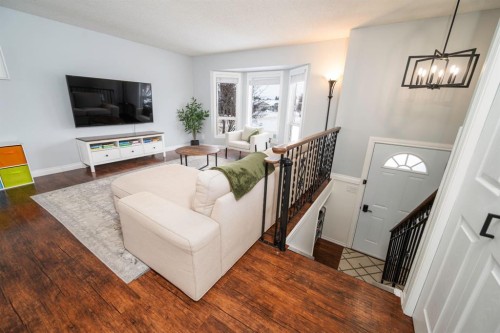154 Rutherford Drive, Red Deer, AB - Indoor Photo Showing Living Room