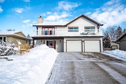 38 45 Street Close Sylvan Lake, AB T4S 1K7