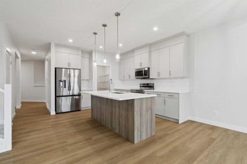85 Southborough Square, Cochrane, AB - Indoor Photo Showing Kitchen With Upgraded Kitchen