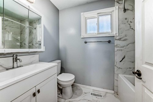 B1-35 Nash, Red Deer, AB - Indoor Photo Showing Bathroom