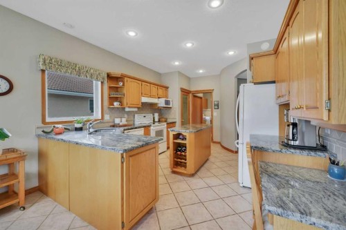 16 Askin Close, Red Deer, AB - Indoor Photo Showing Kitchen