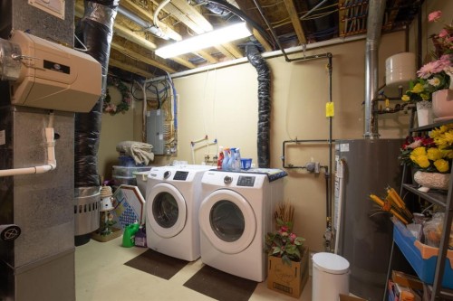304 Jenner Crescent, Red Deer, AB - Indoor Photo Showing Laundry Room
