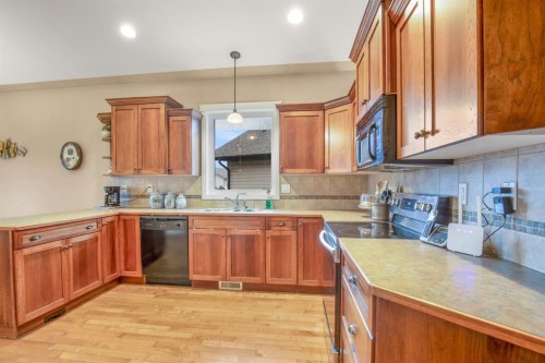 304 Jenner Crescent, Red Deer, AB - Indoor Photo Showing Kitchen