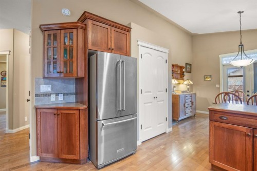 304 Jenner Crescent, Red Deer, AB - Indoor Photo Showing Kitchen