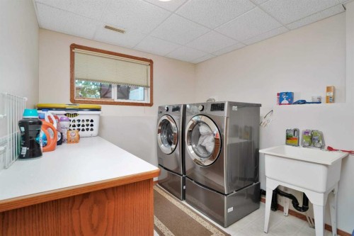 7 Revie Close, Red Deer, AB - Indoor Photo Showing Laundry Room