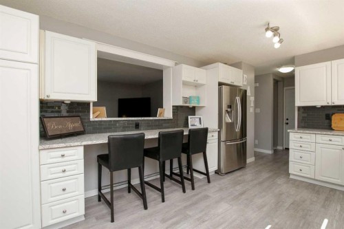4 Mckee Close, Red Deer, AB - Indoor Photo Showing Kitchen
