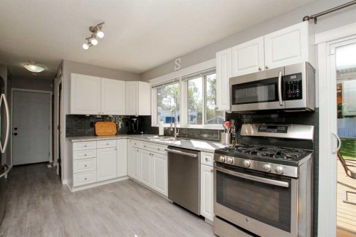 4 Mckee Close, Red Deer, AB - Indoor Photo Showing Kitchen