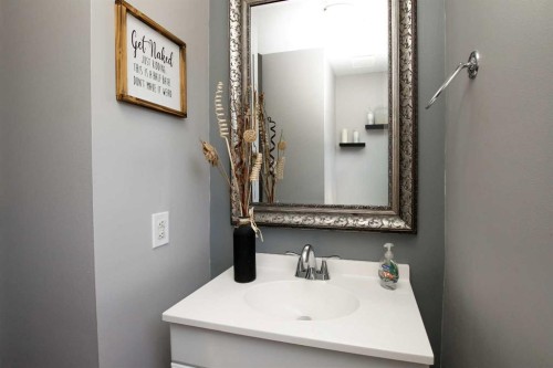 4 Mckee Close, Red Deer, AB - Indoor Photo Showing Bathroom