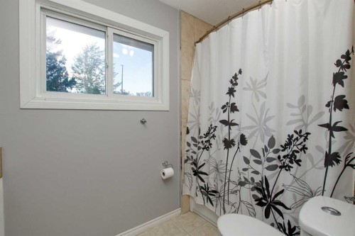 4 Mckee Close, Red Deer, AB - Indoor Photo Showing Bathroom