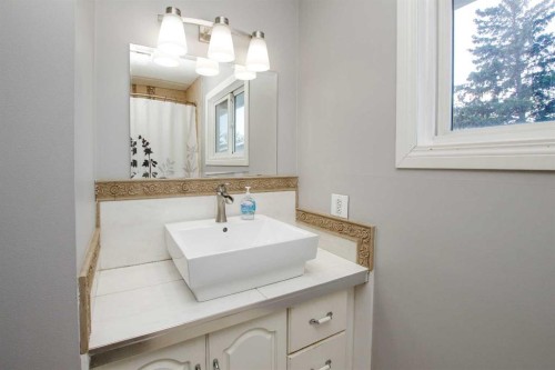 4 Mckee Close, Red Deer, AB - Indoor Photo Showing Bathroom