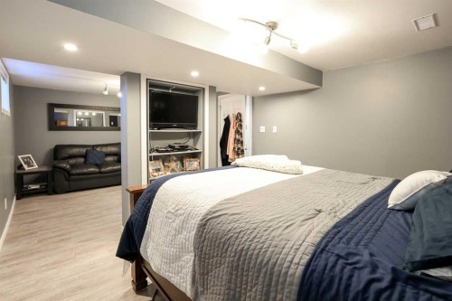 4 Mckee Close, Red Deer, AB - Indoor Photo Showing Bedroom