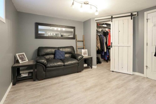 4 Mckee Close, Red Deer, AB - Indoor Photo Showing Living Room