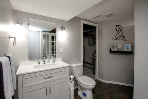 4 Mckee Close, Red Deer, AB - Indoor Photo Showing Bathroom