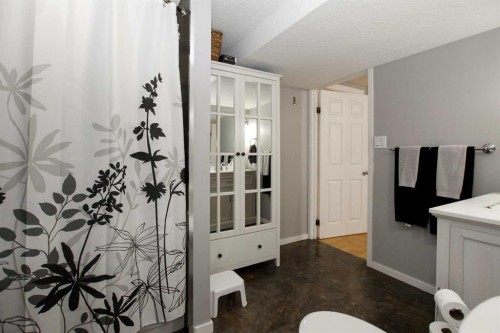 4 Mckee Close, Red Deer, AB - Indoor Photo Showing Bathroom