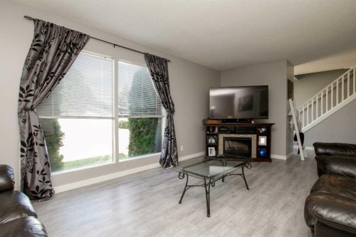 4 Mckee Close, Red Deer, AB - Indoor Photo Showing Living Room