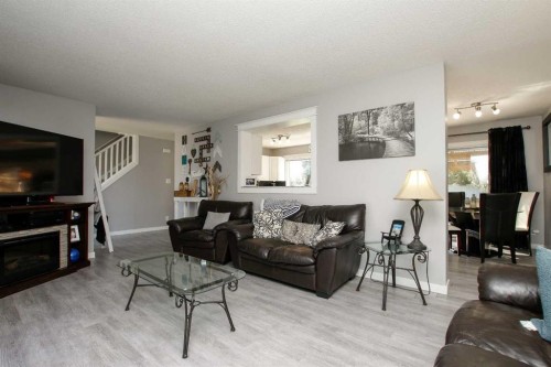 4 Mckee Close, Red Deer, AB - Indoor Photo Showing Living Room