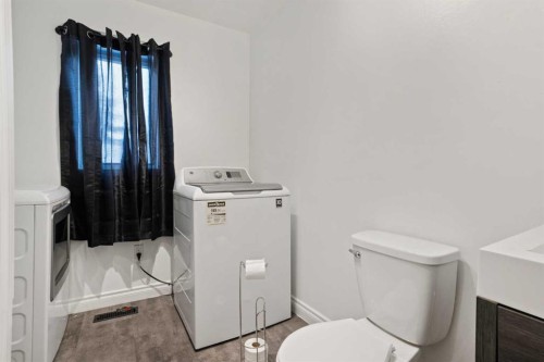 211 Red Wing Crescent, Tillicum Beach, AB - Indoor Photo Showing Bathroom
