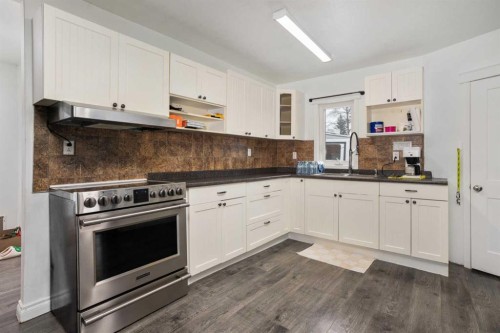 211 Red Wing Crescent, Tillicum Beach, AB - Indoor Photo Showing Kitchen
