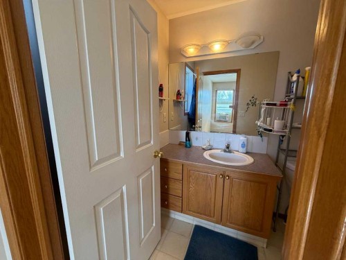 5905 61 Ave, Ponoka, AB - Indoor Photo Showing Bathroom