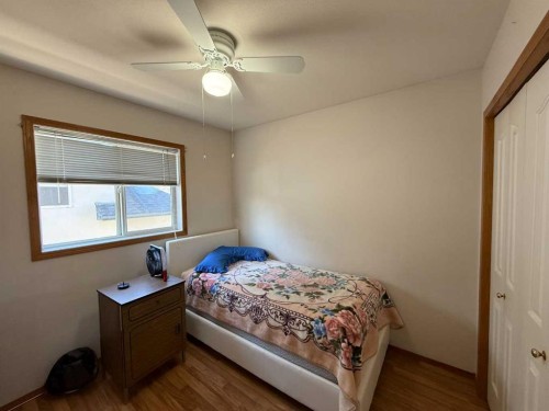 5905 61 Ave, Ponoka, AB - Indoor Photo Showing Bedroom